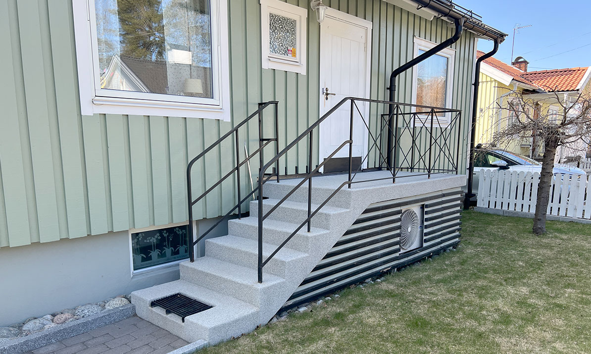 En betongtrappa i Älvsjö, stenbelagd 2016 och fotograferad april 2026. Efter tio svenska vintrar är ytan intakt och stenstrukturen ger fortfarande halkskydd.<br /><br /> Så här ser hållbarheten ut i praktiken. Betongtrappa stenbelagd 2016 i Älvsjö, fotograferad april 2026 efter tio svenska vintrar. Ytan är intakt och stenstrukturen ger fortfarande halkskydd.